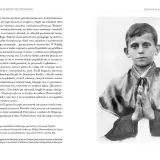 Czarno-białe zdjęcie chłopca w stroju liturgicznym, z rękami złożonymi do modlitwy.