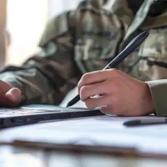 Jak napisać życiorys do wojska? Praktyczne wskazówki i przydatne porady