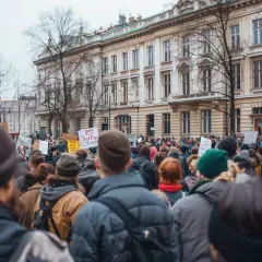 Zarządzenia prezydenta Warszawy: Które wzbudzają największe emocje? Analiza