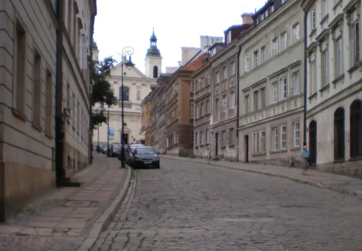 Mostowa Warszawa: Ulica, która łączy brzegi historii. Dzieje i zabytki