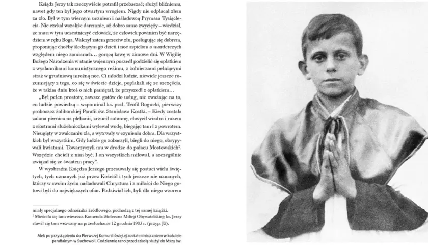 Czarno-białe zdjęcie chłopca w stroju liturgicznym, z rękami złożonymi do modlitwy.