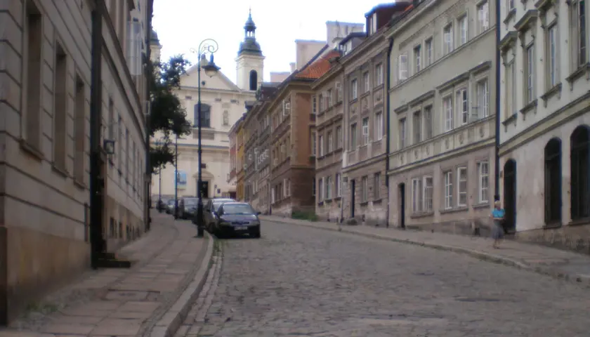 Mostowa Warszawa: Ulica, która łączy brzegi historii. Dzieje i zabytki